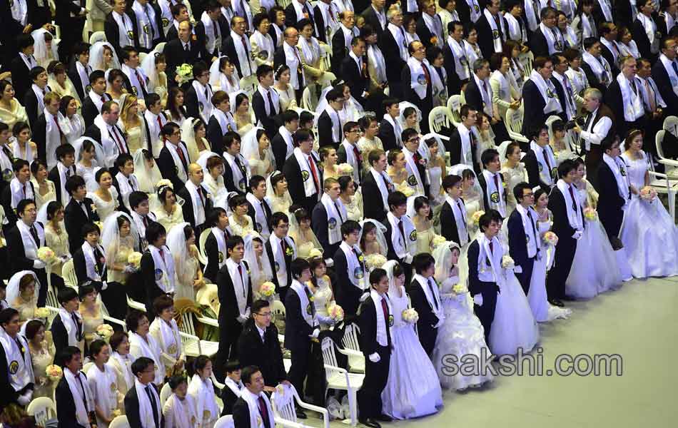 Hundreds of couples were married at the South Korean3