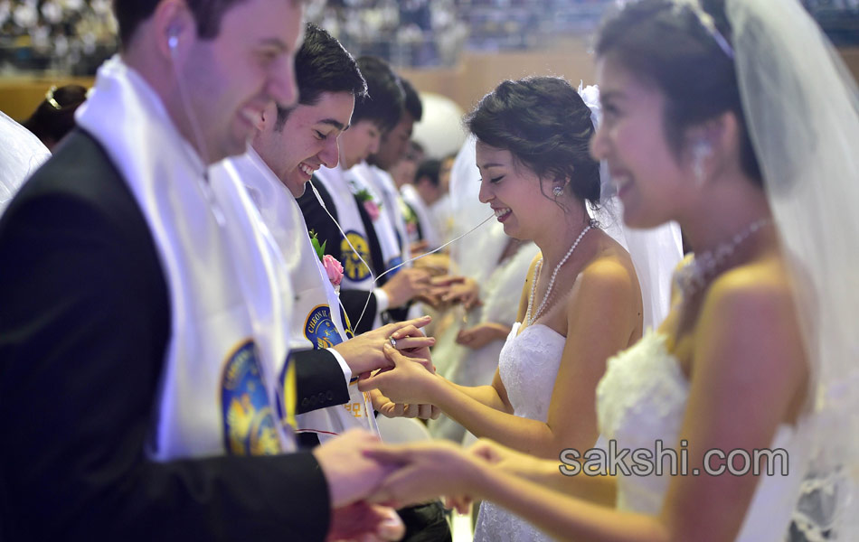 Hundreds of couples were married at the South Korean6