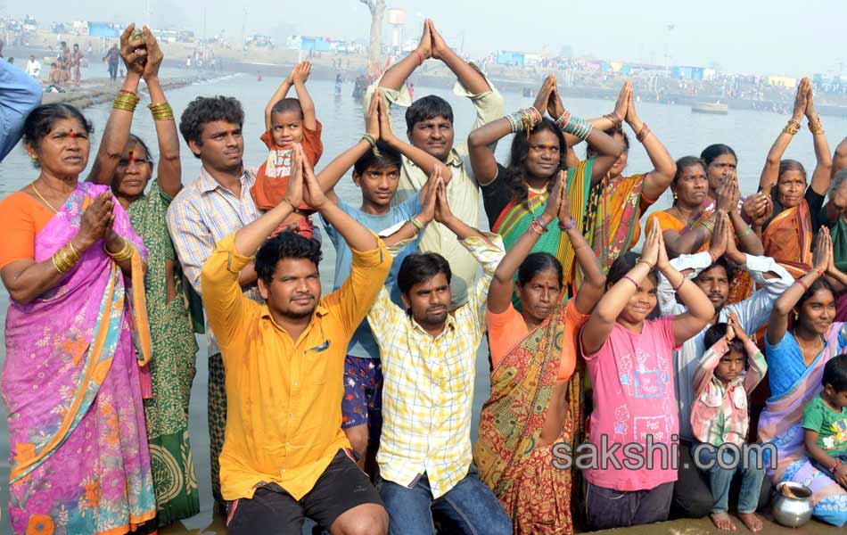 medaram jatara end still devotees rush in medaram4