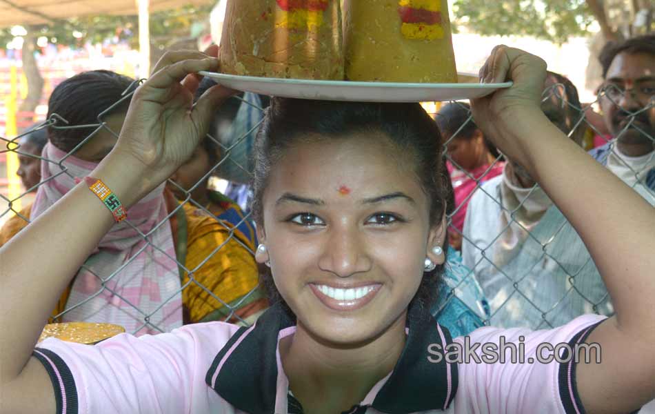 medaram jatara end still devotees rush in medaram5