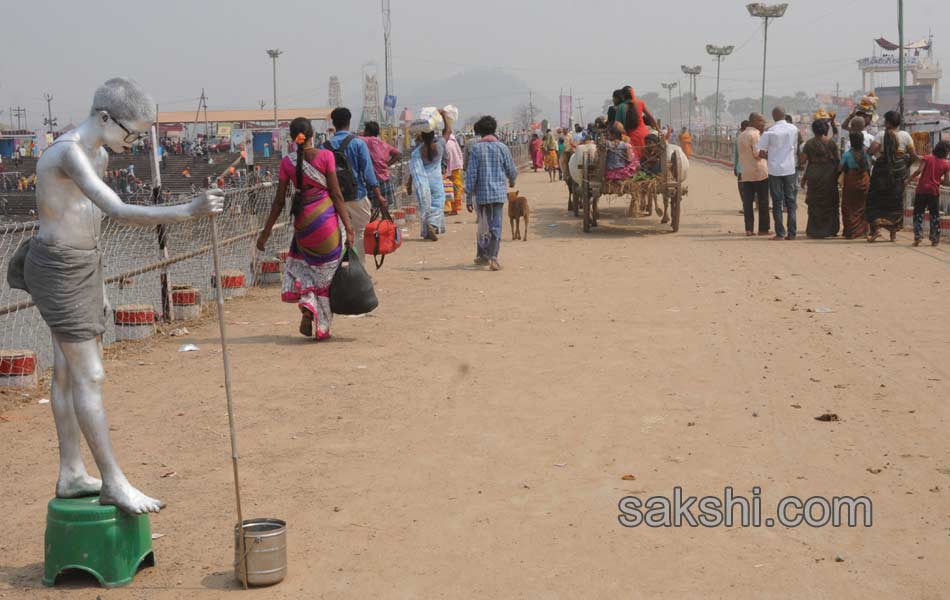 medaram jatara end still devotees rush in medaram13