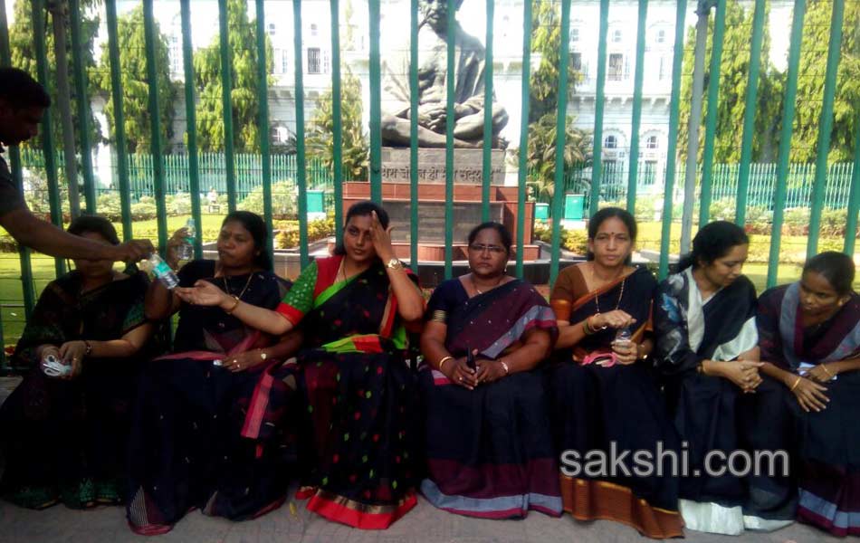 Mla roja faints at gandhi statue8