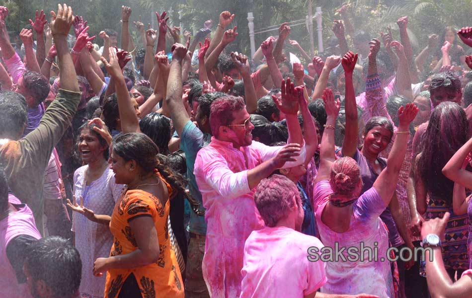 Places you must visit to witness the best Holi celebrations7