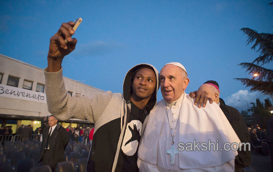 Pope Francis performs the foot washing3