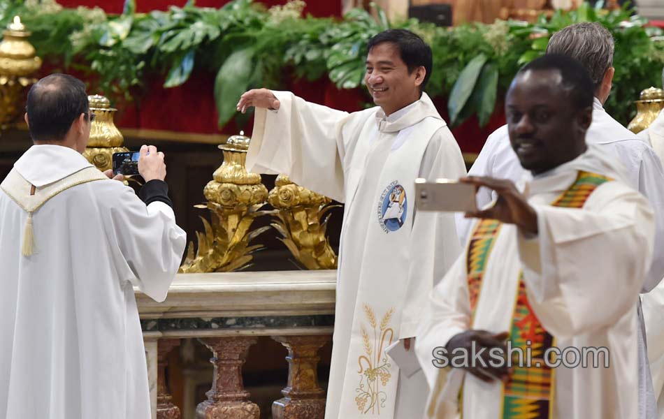 Pope Francis performs the foot washing13