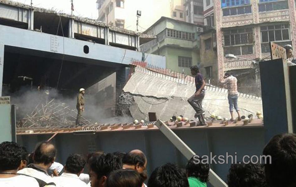 flyover collapsed in kolcutta8