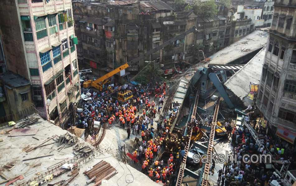 flyover collapsed in kolcutta6