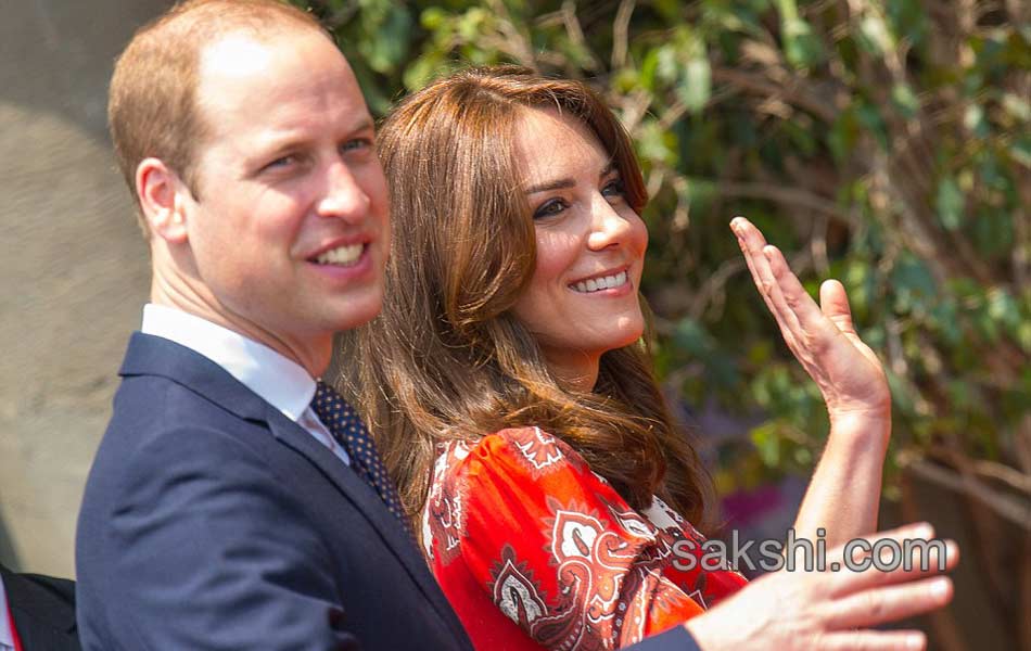 In Mumbai Kate Middleton Plays Cricket With Sachin13