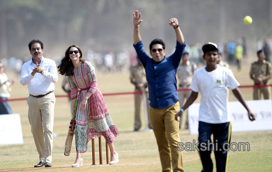 In Mumbai Kate Middleton Plays Cricket With Sachin19