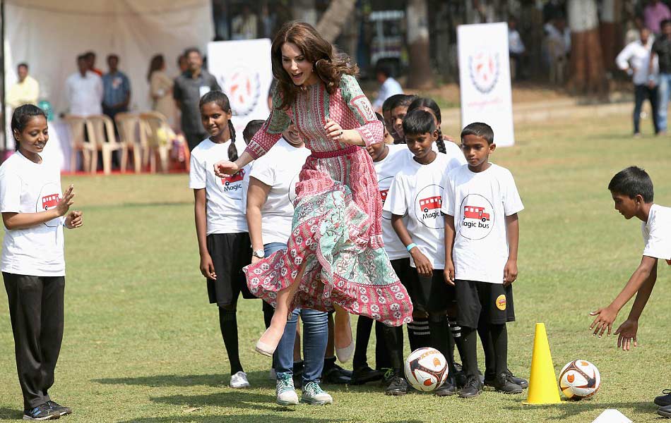 In Mumbai Kate Middleton Plays Cricket With Sachin23