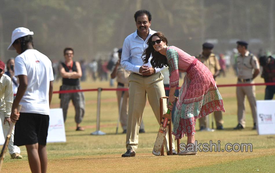 In Mumbai Kate Middleton Plays Cricket With Sachin25