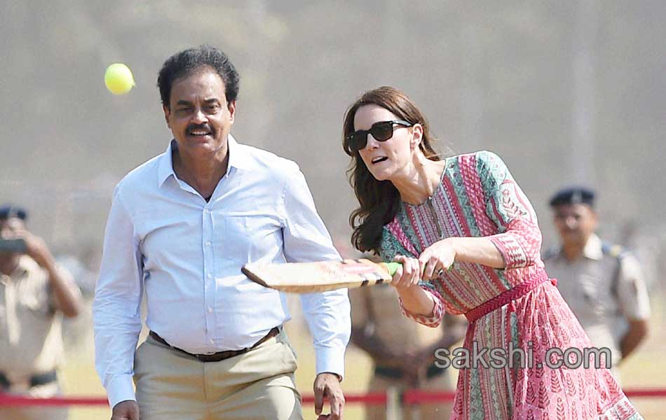 In Mumbai Kate Middleton Plays Cricket With Sachin29