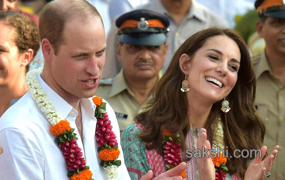 In Mumbai Kate Middleton Plays Cricket With Sachin33