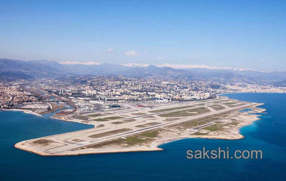 Worlds 10 most stunning airport approaches2