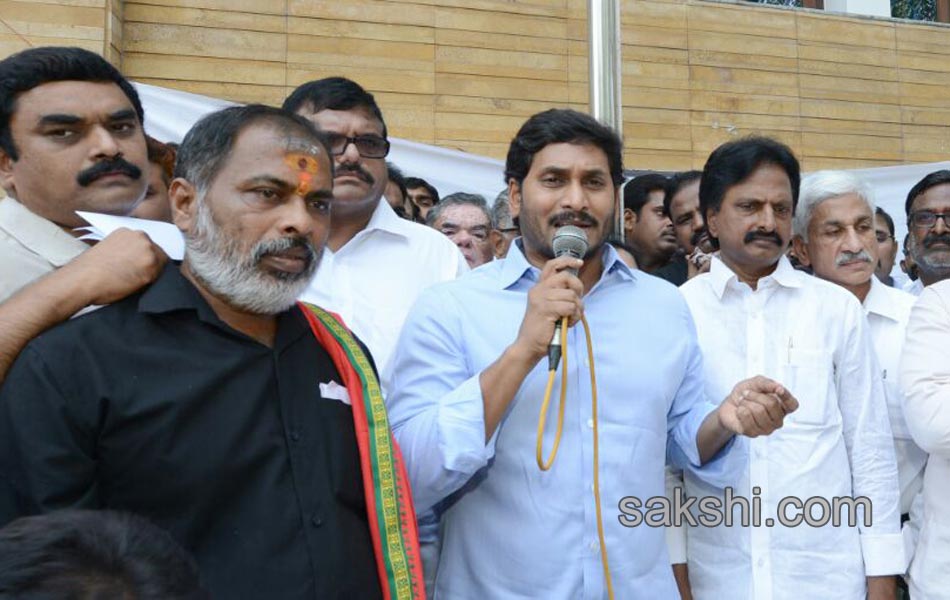 YS jagan mohan reddy celebrates may day at YSRCP office - Sakshi4