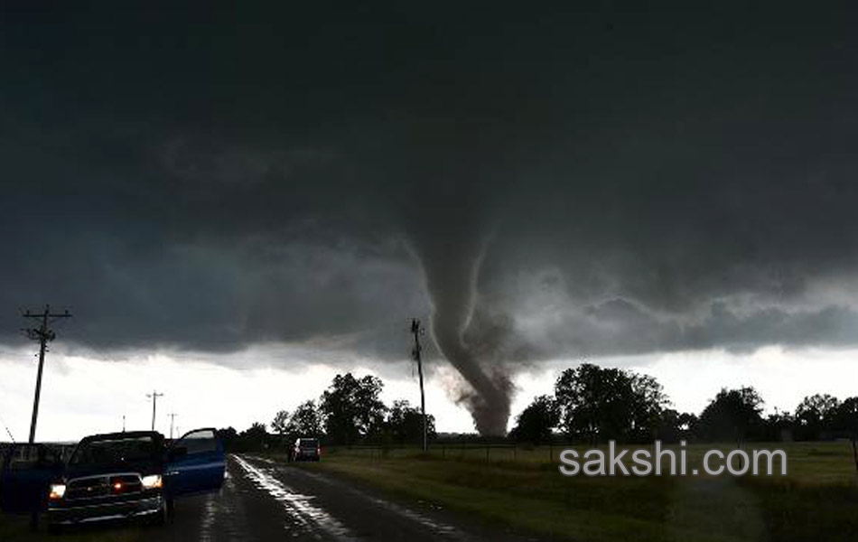 Tornadoes Kill 2 Destroy Homes in Rural Oklahoma6