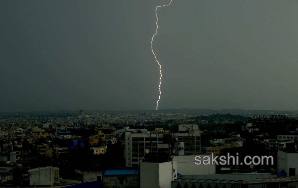 Heavy rains disrupt Hyderabad - Sakshi1