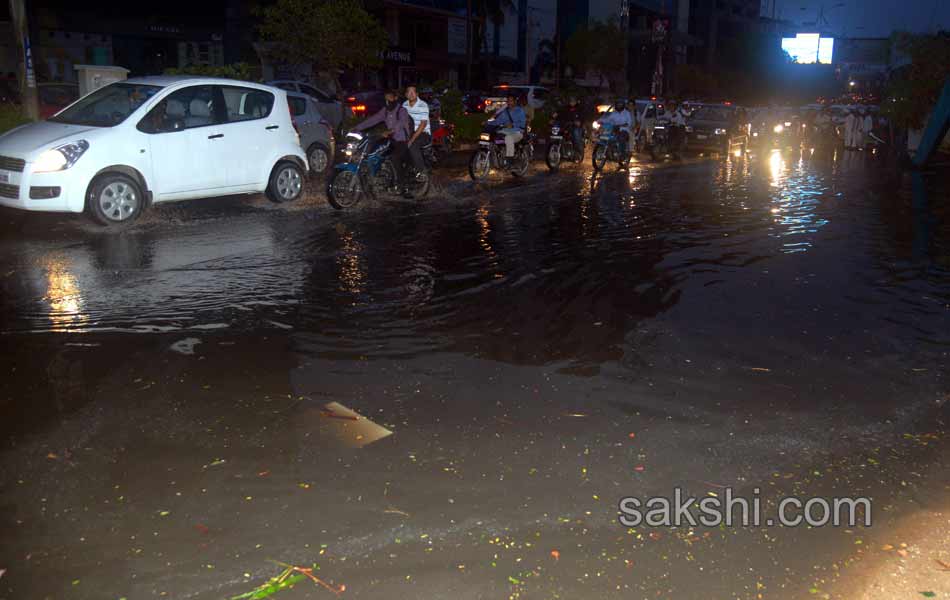 Heavy rains disrupt Hyderabad - Sakshi27