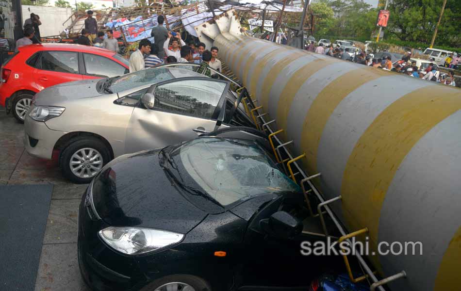 Heavy rains disrupt Hyderabad - Sakshi30