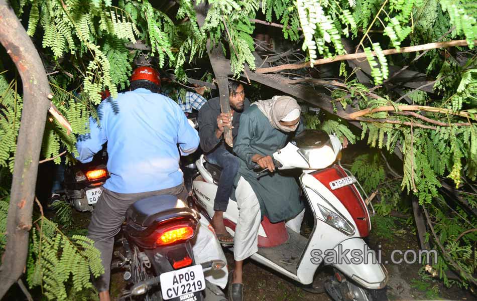 Heavy rains disrupt Hyderabad - Sakshi32