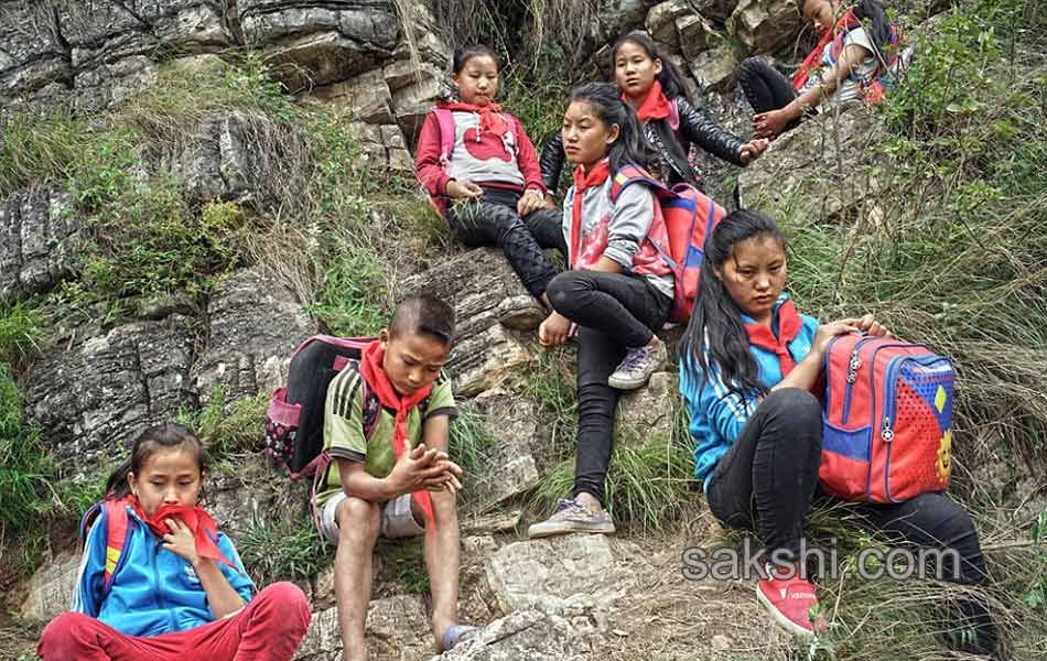 these chinese children have to climb cliff to go to school - Sakshi6