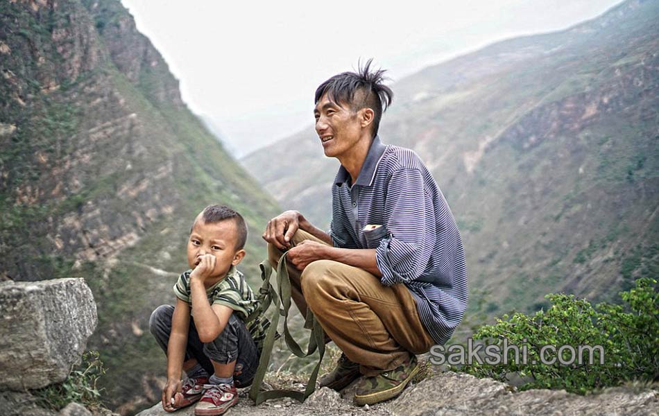 these chinese children have to climb cliff to go to school - Sakshi8