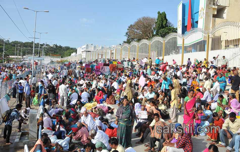 heavy rush in tirumala10