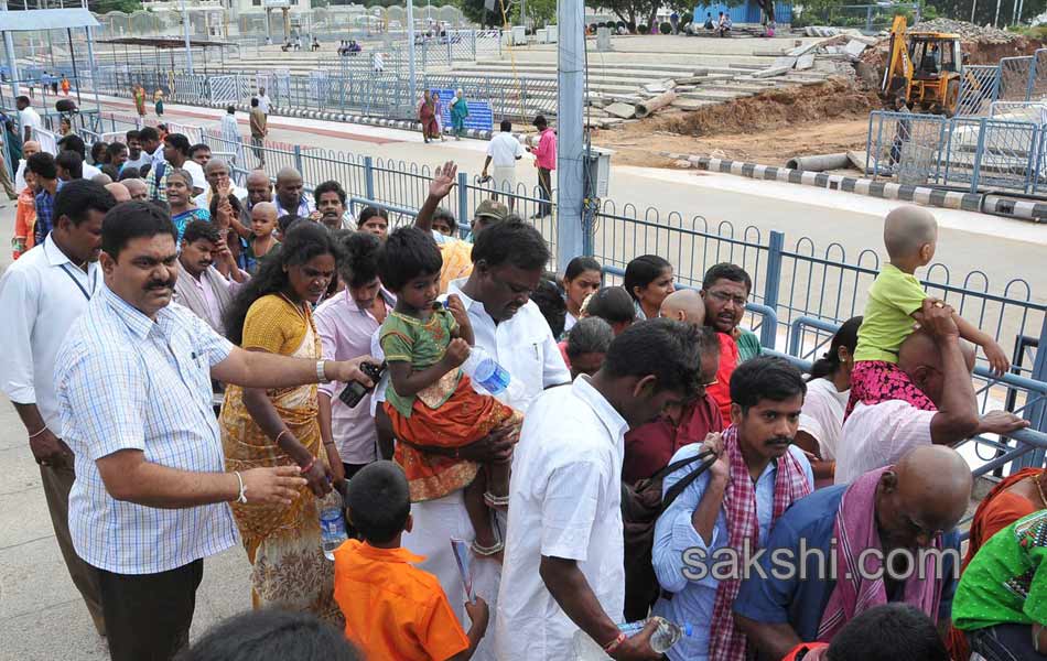 heavy rush in tirumala11