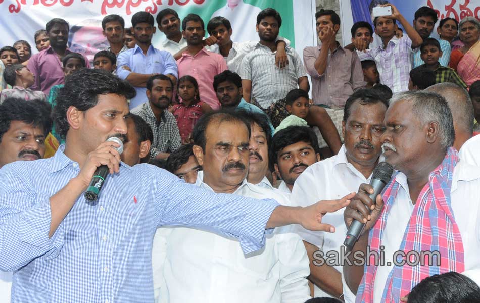 YS Jagan Mohan Reddy  raithu barosa yatra in anantapur district - Sakshi5