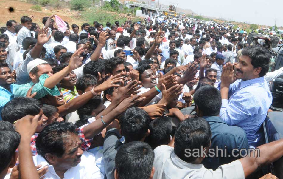 YS Jagan Mohan Reddy  raithu barosa yatra in anantapur district - Sakshi17