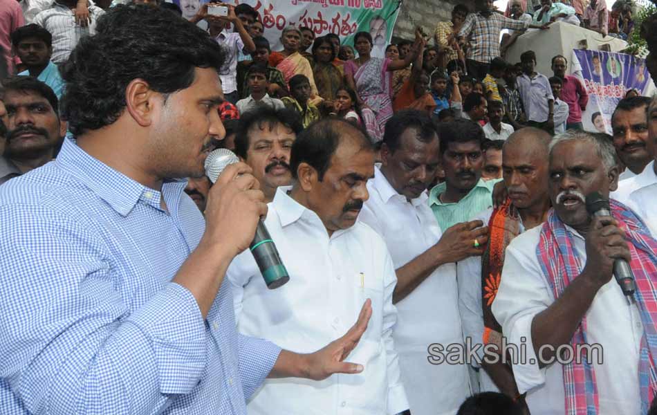 YS Jagan Mohan Reddy  raithu barosa yatra in anantapur district - Sakshi26