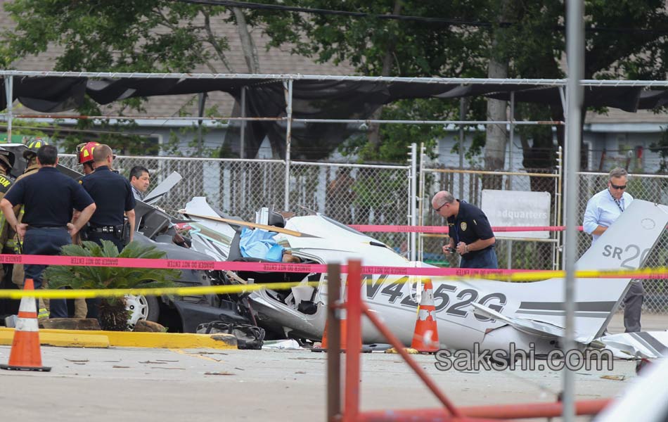 small plane crashed in a parking1