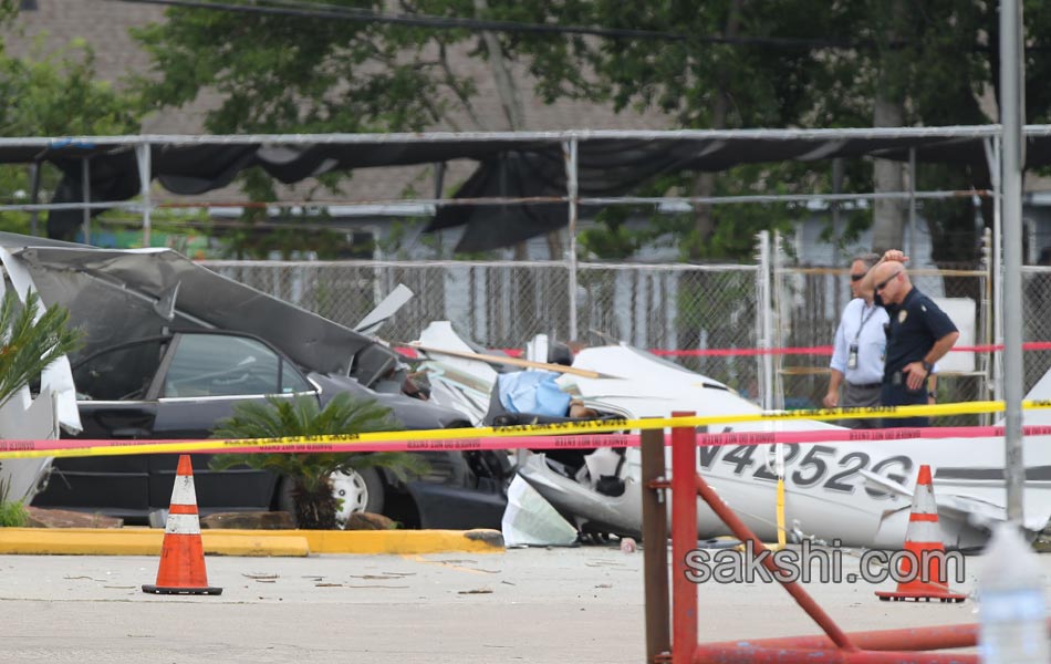 small plane crashed in a parking2