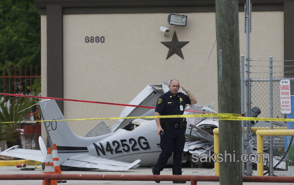 small plane crashed in a parking9