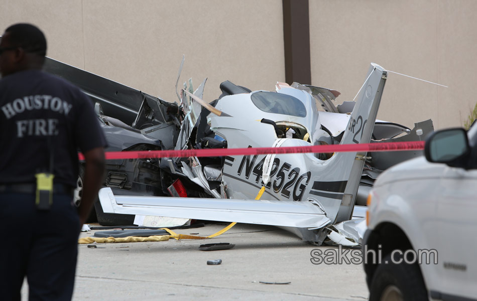 small plane crashed in a parking10