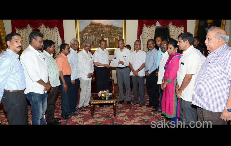 hyderabad scribes meet governor over blocakde - Sakshi5