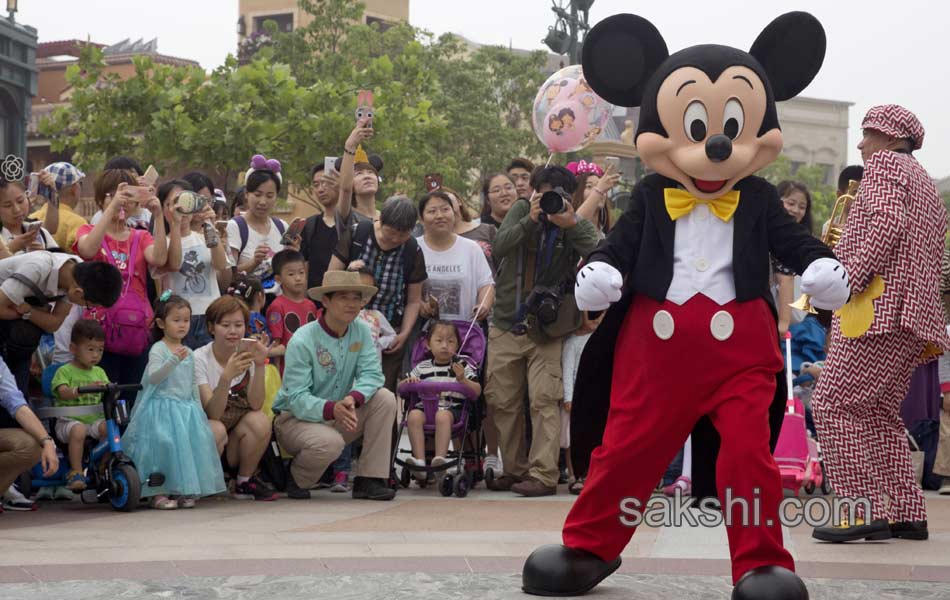 mickey and donald to entertain chinese soon4