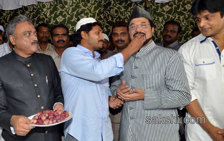 ys jagan mohan reddy participates in iftar dinner - Sakshi9