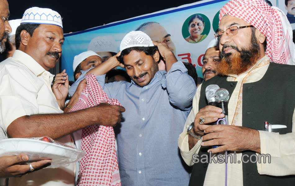 ys jagan mohan reddy attends iftar party in kadapa - Sakshi6