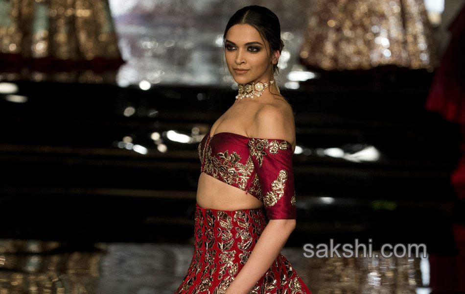 designer Manish Malhotra fashion week8