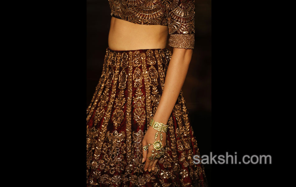 designer Manish Malhotra fashion week15