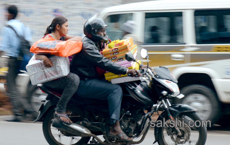 two wheelers with heavy luggage2