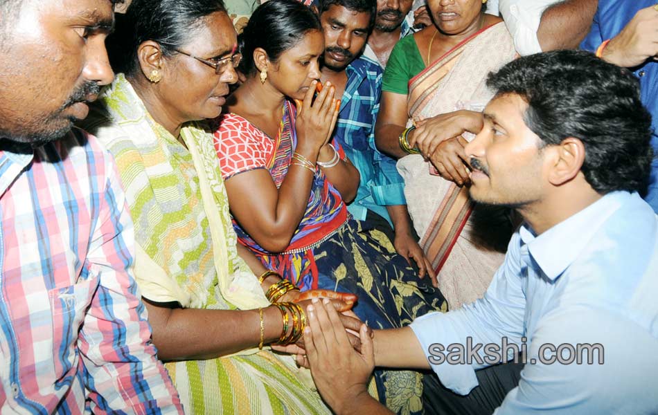 YS Jagan mohan reddy met IAF AN32 flight victim families in Visakhapatnam - Sakshi1