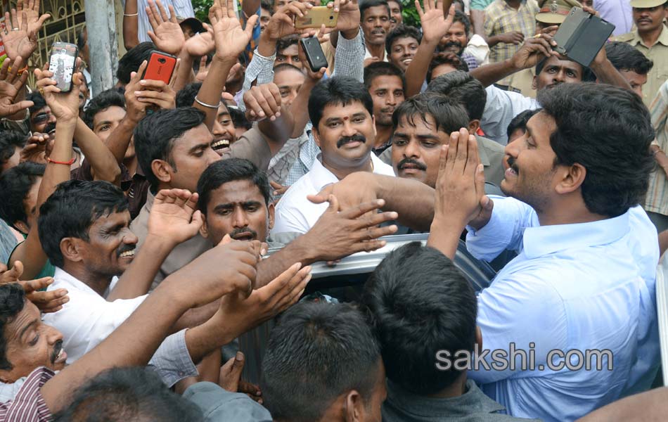 YS Jagan mohan reddy met IAF AN32 flight victim families in Visakhapatnam - Sakshi17