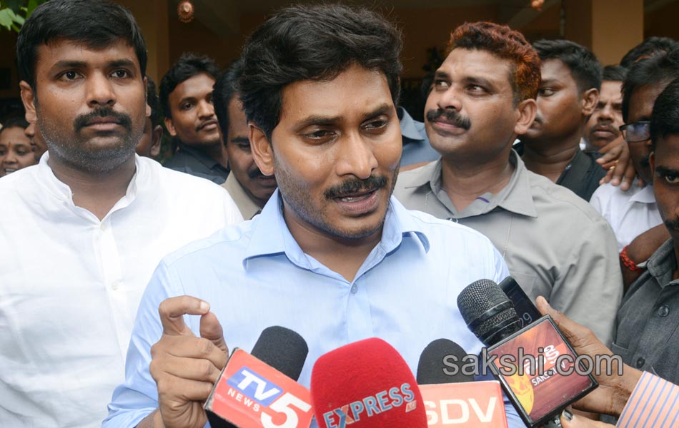 YS Jagan mohan reddy met IAF AN32 flight victim families in Visakhapatnam - Sakshi18