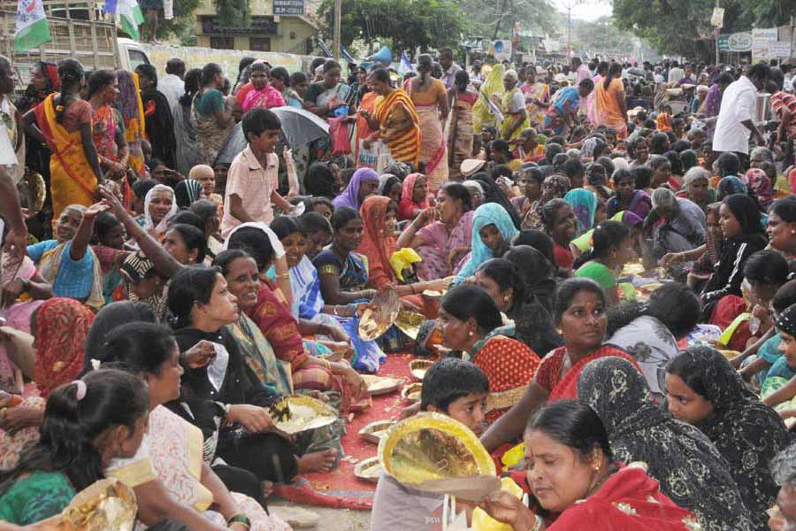 ysr cp mla viswa dharna - Sakshi4