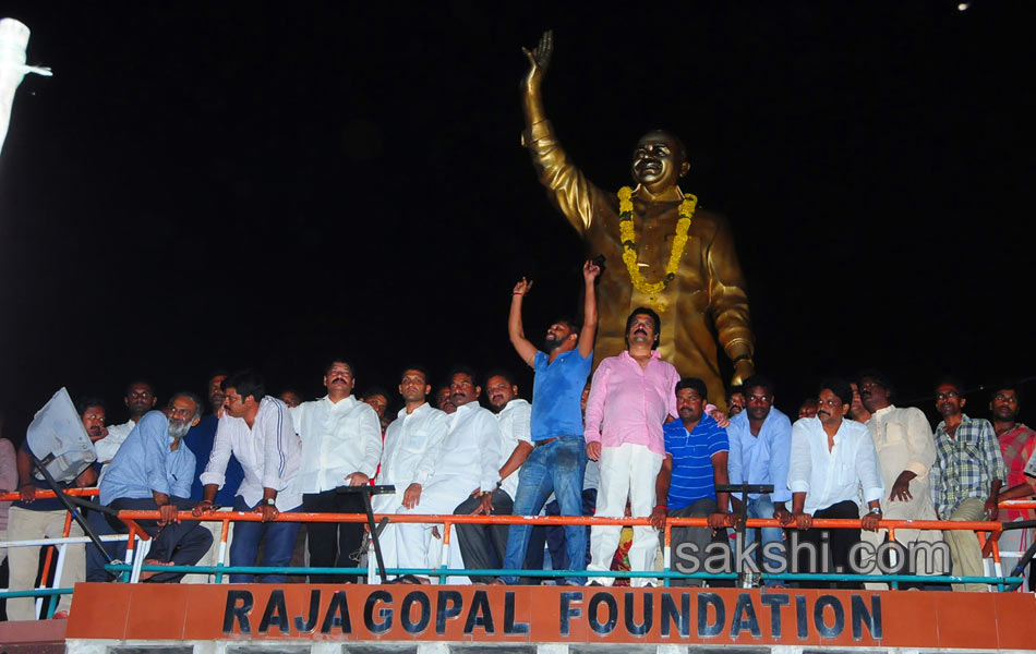 Ysr statue removed at Vijayawada police control room - Sakshi1