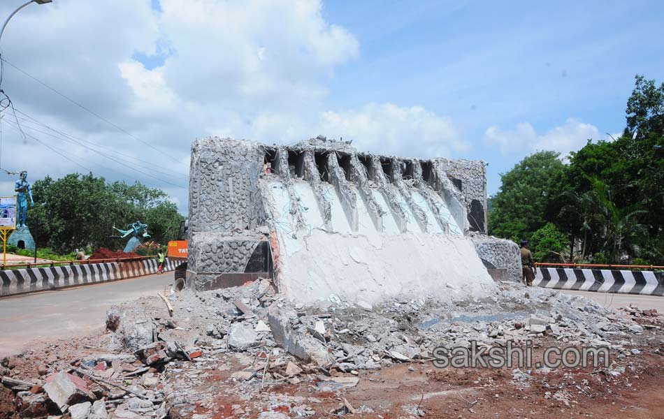 Ysr statue removed at Vijayawada police control room - Sakshi19