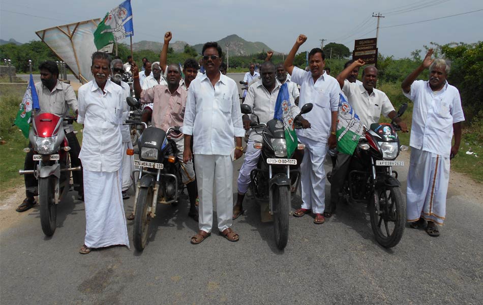 నారాయణవనంలో ర్యాలీ చేస్తున్న వైఎస్సార్‌ సీపీ సత్యవేడు నియోజకవర్గ సమన్వయకర్త ఆదిమూలం   2