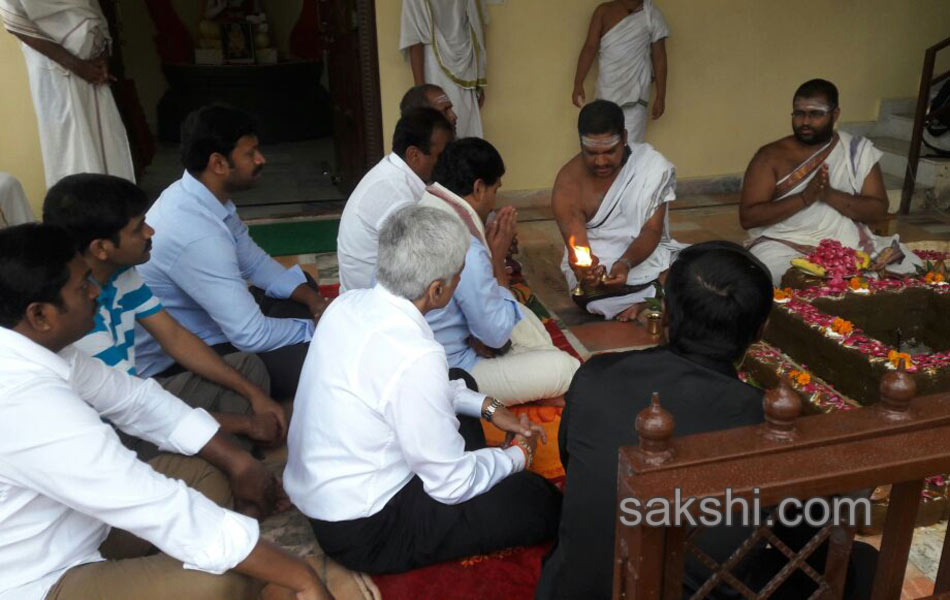 ys jagan mohan reddy in rishikesh - Sakshi15